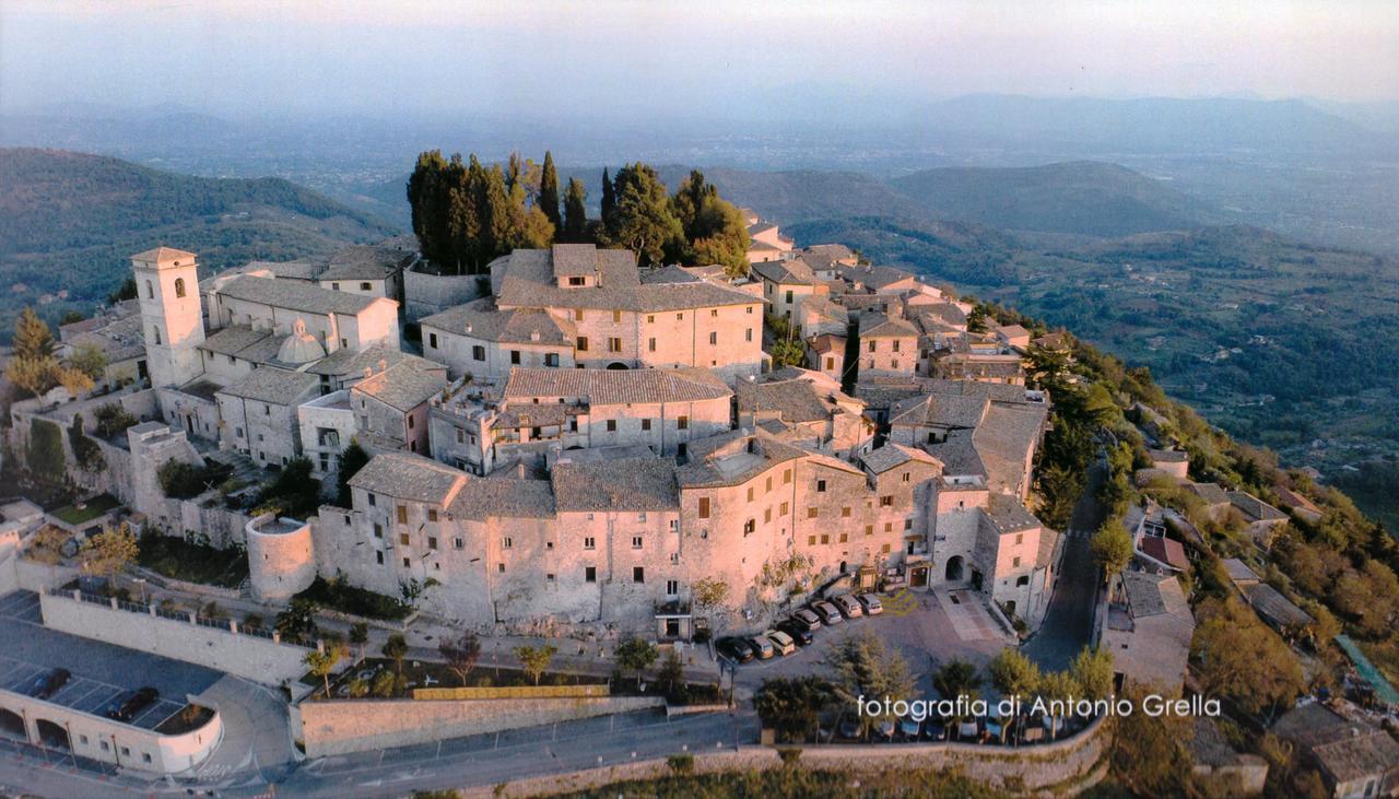 Locanda Il Falco Nero Fumone Bagian luar foto