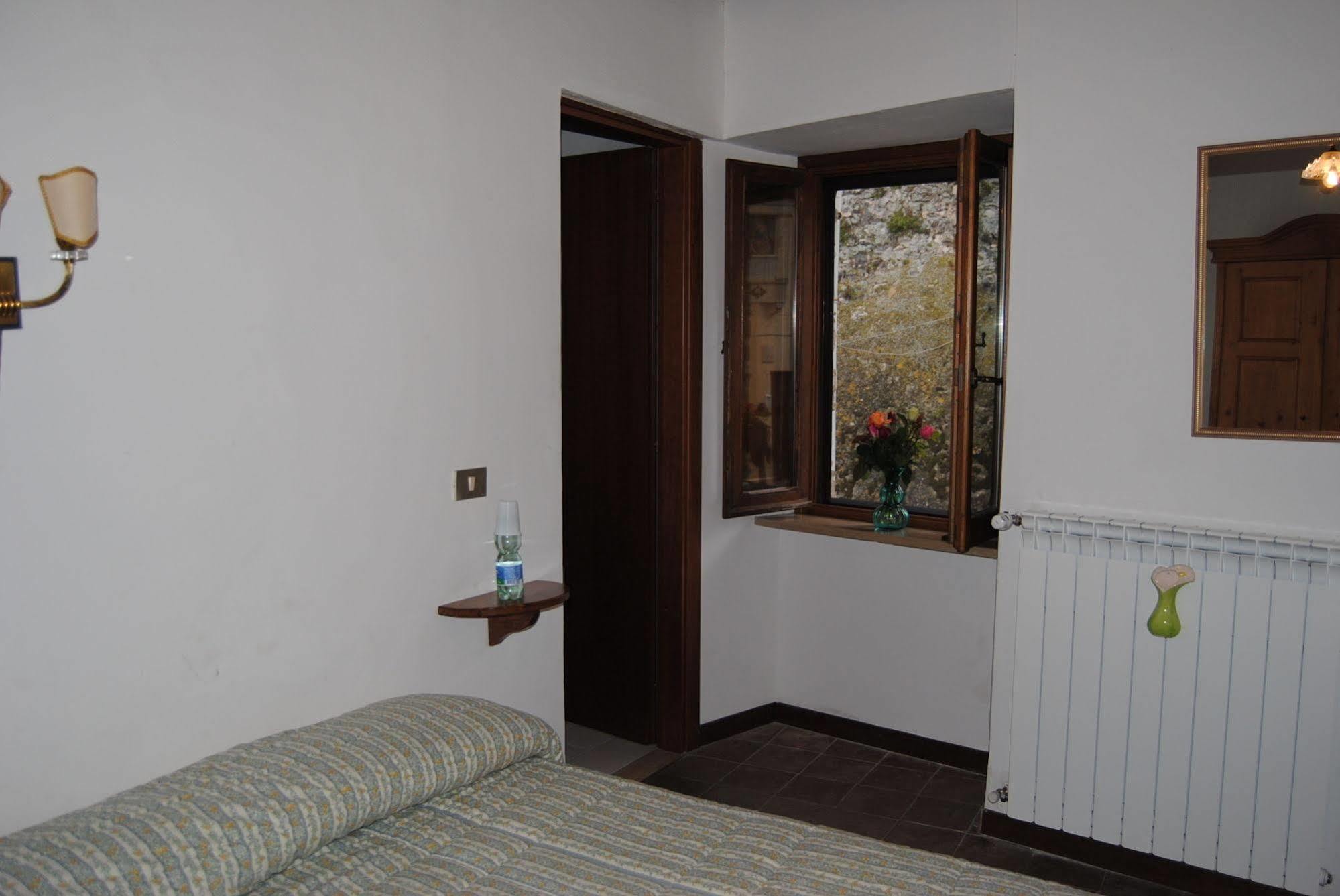 Locanda Il Falco Nero Fumone Bagian luar foto